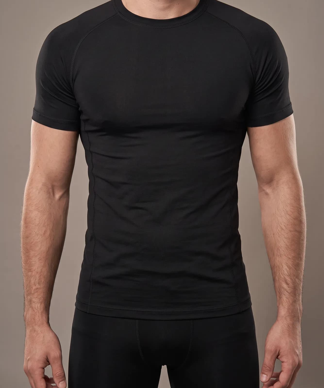 Front view of the black short-sleeve rash guard on a model, from the neck to the thigh.